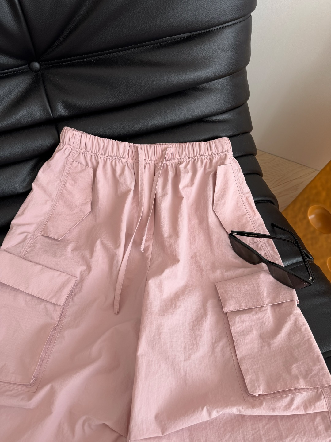 百搭系列 26新款 双侧口袋设计松紧系带工装裤 双侧口袋实用又增加了裤子的造型感 腰围是松紧系带的 特别