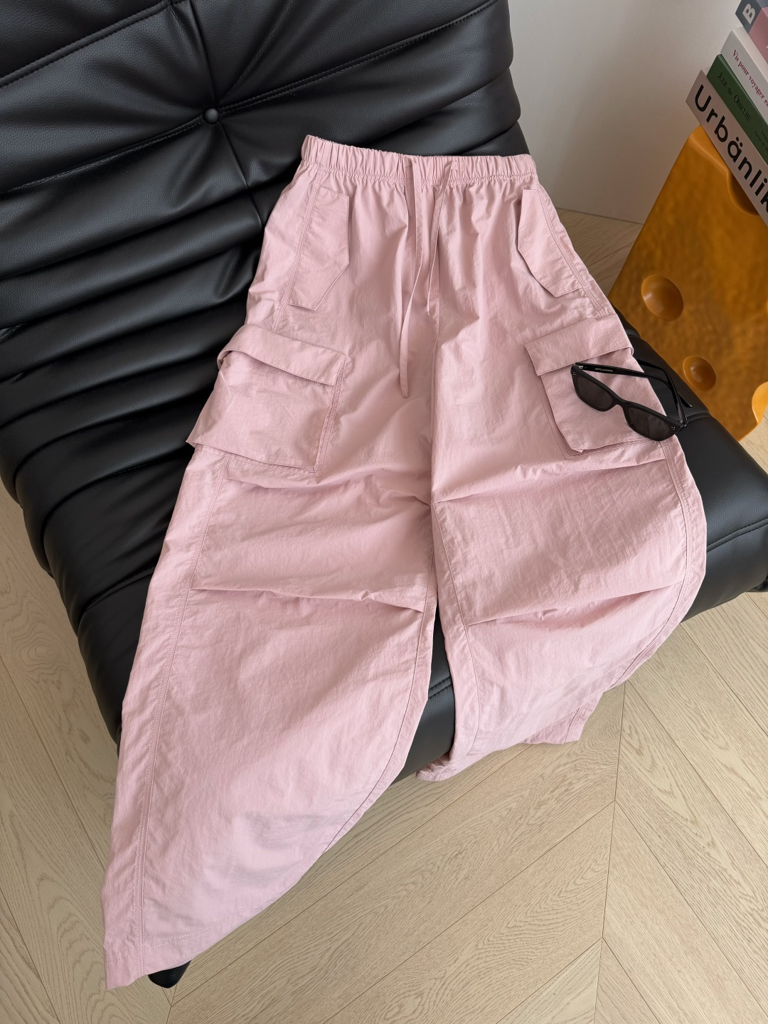 百搭系列 26新款 双侧口袋设计松紧系带工装裤 双侧口袋实用又增加了裤子的造型感 腰围是松紧系带的 特别