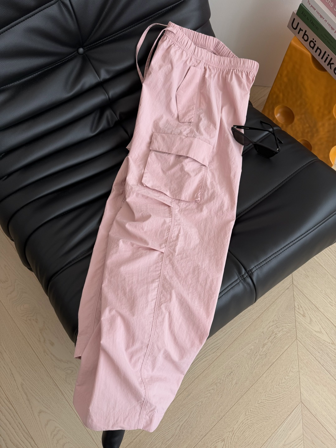 百搭系列 26新款 双侧口袋设计松紧系带工装裤 双侧口袋实用又增加了裤子的造型感 腰围是松紧系带的 特别