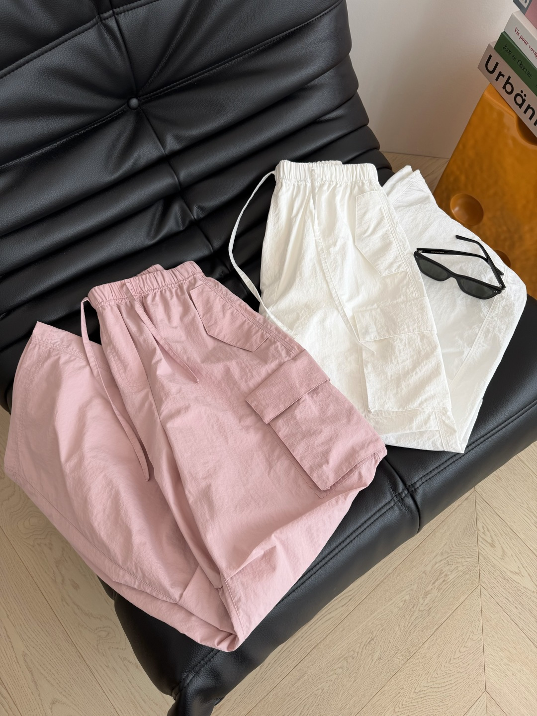 百搭系列 26新款 双侧口袋设计松紧系带工装裤 双侧口袋实用又增加了裤子的造型感 腰围是松紧系带的 特别