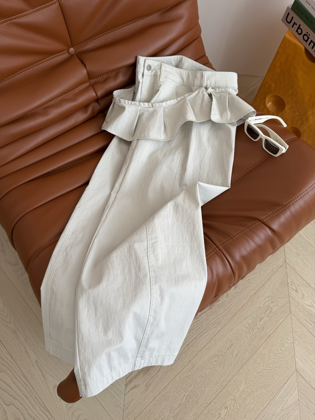 时髦设计 可拆卸荷叶边屁帘设计裤子 上身遮胯藏肉 巨时髦 row风极简设计 又有个性造型感 荷叶边可以拆