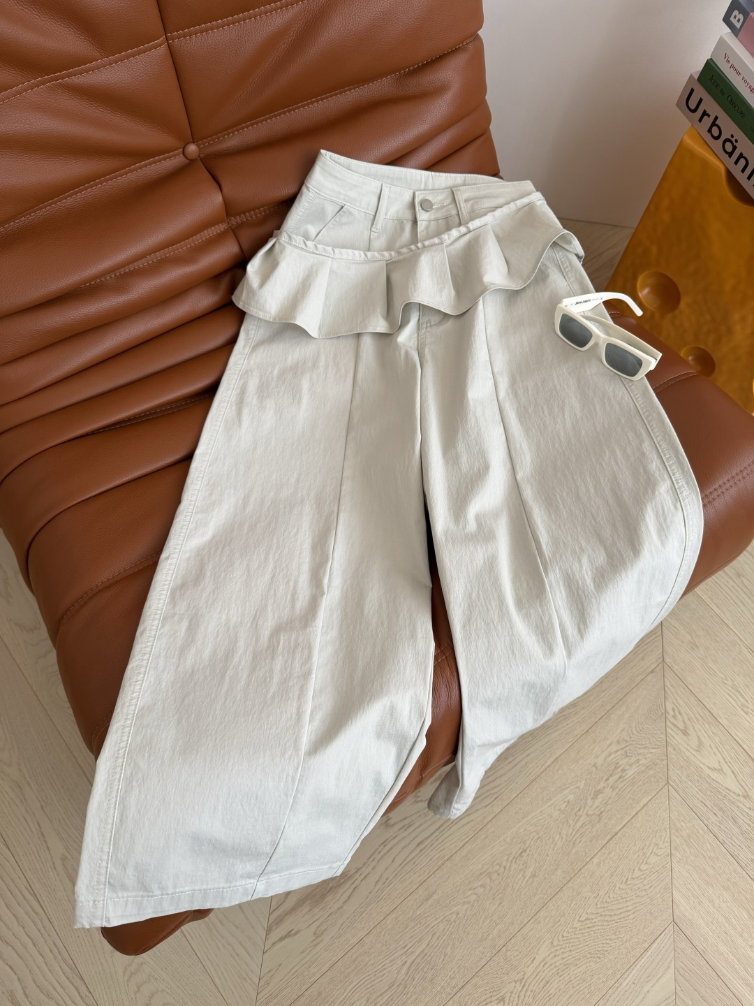 时髦设计 可拆卸荷叶边屁帘设计裤子 上身遮胯藏肉 巨时髦 row风极简设计 又有个性造型感 荷叶边可以拆