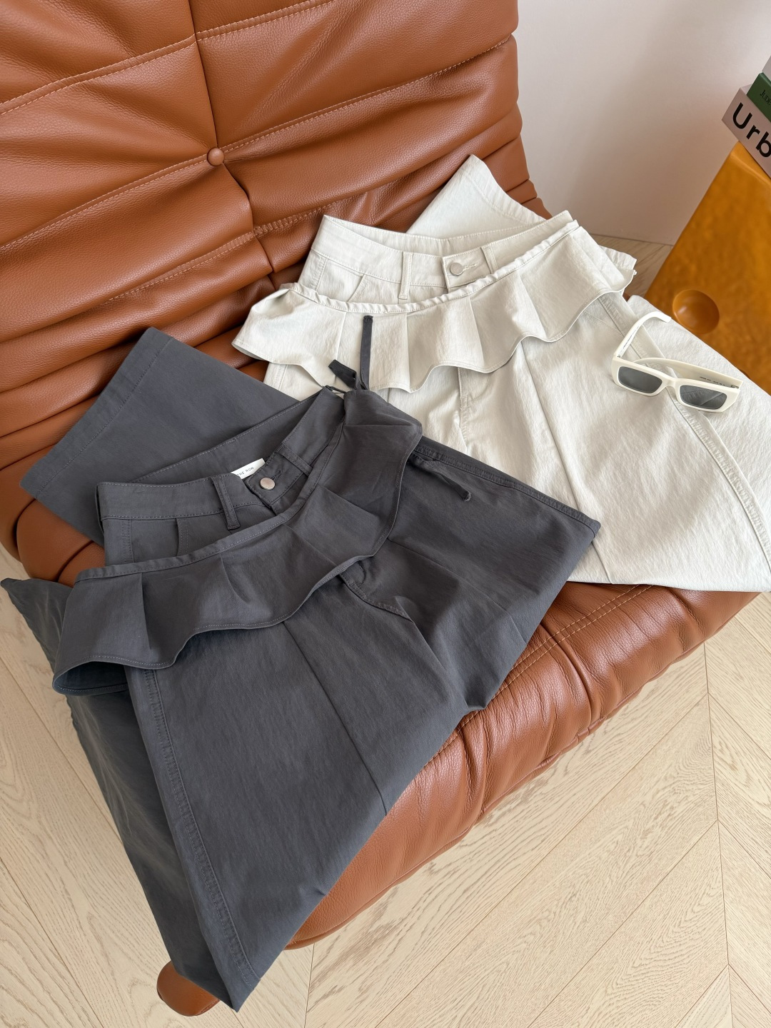 时髦设计 可拆卸荷叶边屁帘设计裤子 上身遮胯藏肉 巨时髦 row风极简设计 又有个性造型感 荷叶边可以拆