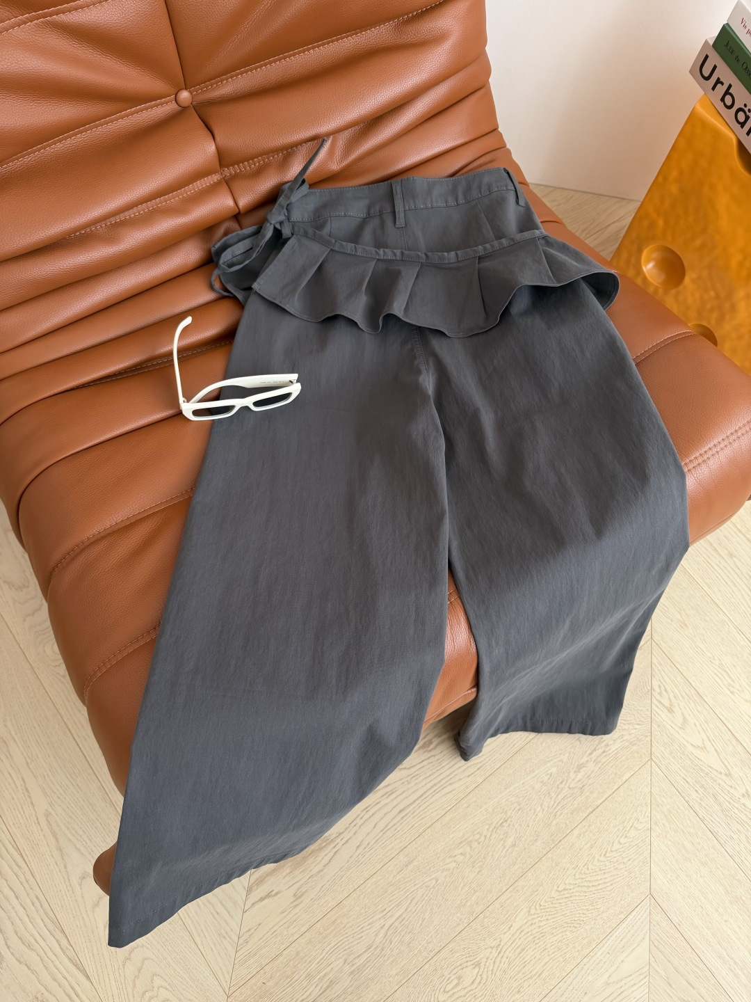 时髦设计 可拆卸荷叶边屁帘设计裤子 上身遮胯藏肉 巨时髦 row风极简设计 又有个性造型感 荷叶边可以拆