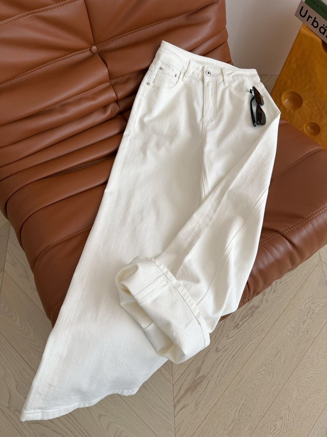 极简百搭款 简约设计感白色阔腿牛仔裤 这一条真的是可以搭配你衣橱所有的上衣了 特别百搭 是出镜率最高的日