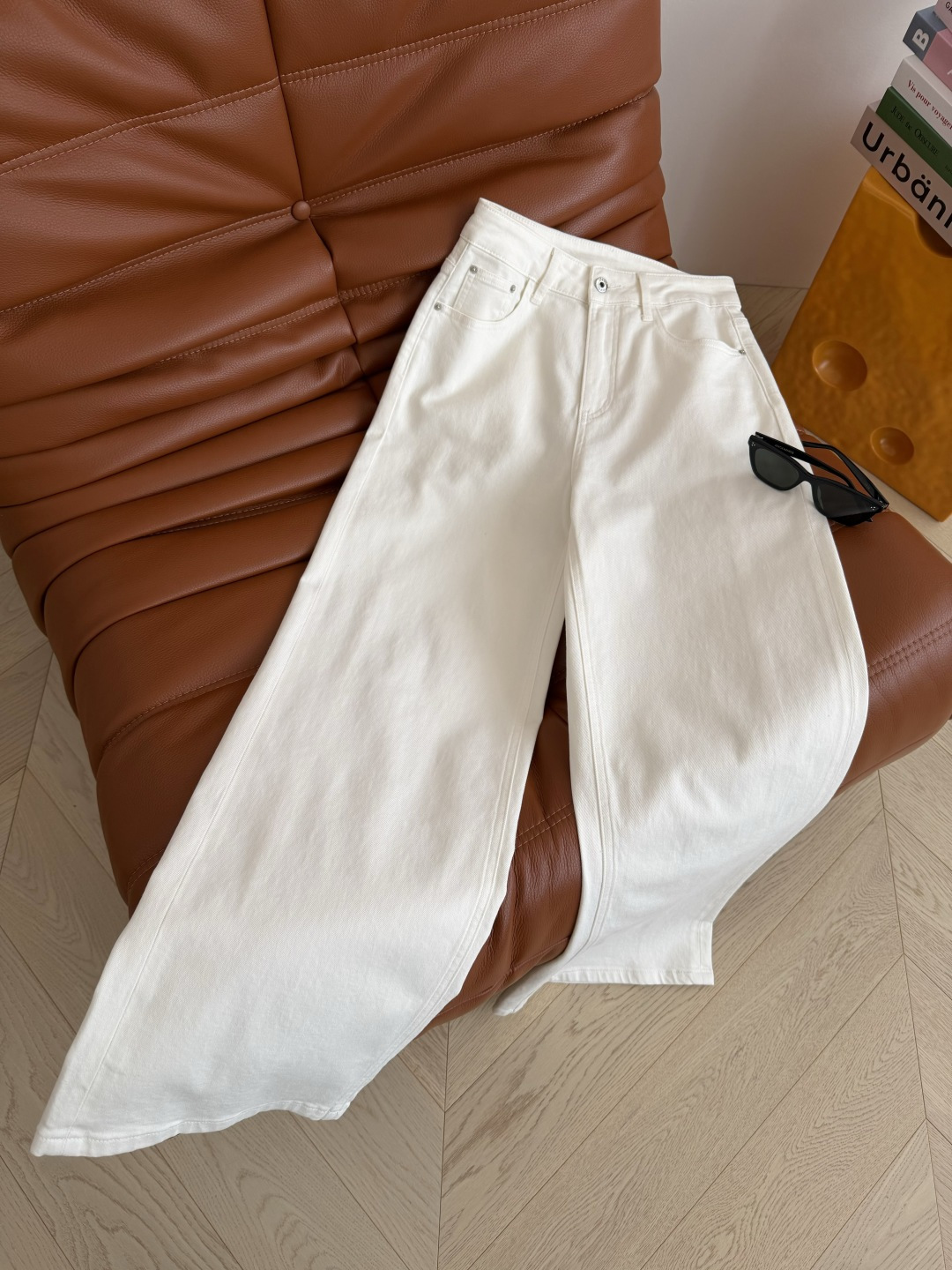 极简百搭款 简约设计感白色阔腿牛仔裤 这一条真的是可以搭配你衣橱所有的上衣了 特别百搭 是出镜率最高的日