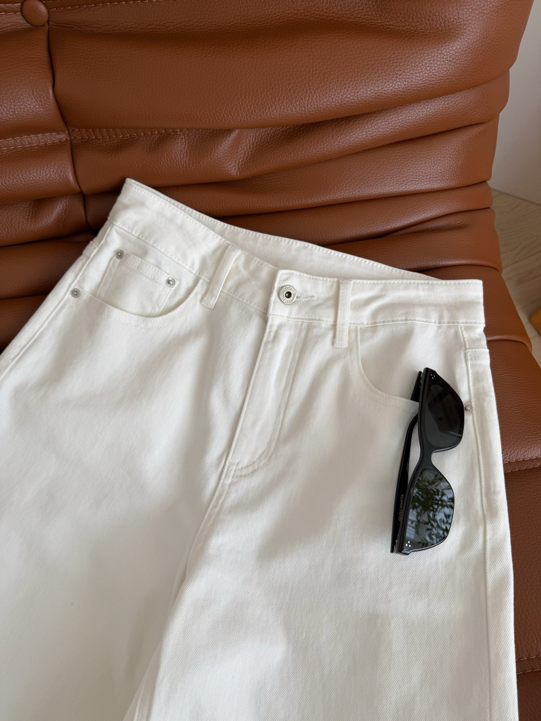 极简百搭款 简约设计感白色阔腿牛仔裤 这一条真的是可以搭配你衣橱所有的上衣了 特别百搭 是出镜率最高的日