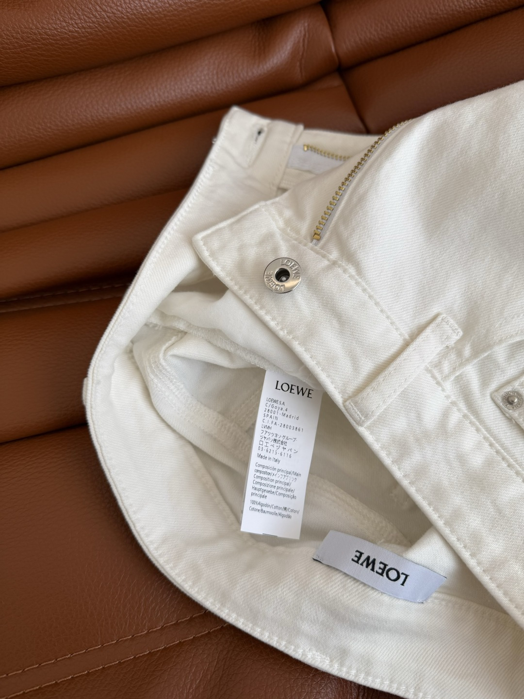 极简百搭款 简约设计感白色阔腿牛仔裤 这一条真的是可以搭配你衣橱所有的上衣了 特别百搭 是出镜率最高的日