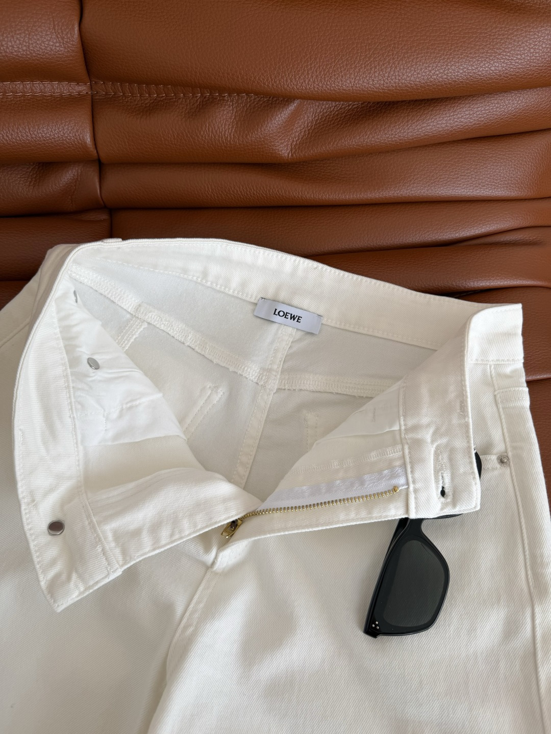 极简百搭款 简约设计感白色阔腿牛仔裤 这一条真的是可以搭配你衣橱所有的上衣了 特别百搭 是出镜率最高的日