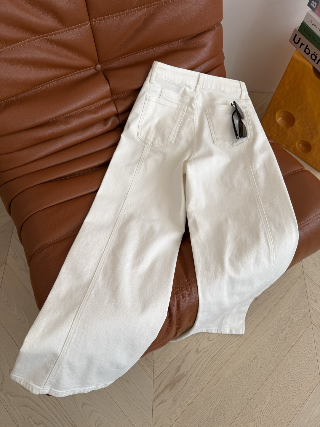 极简百搭款 简约设计感白色阔腿牛仔裤 这一条真的是可以搭配你衣橱所有的上衣了 特别百搭 是出镜率最高的日