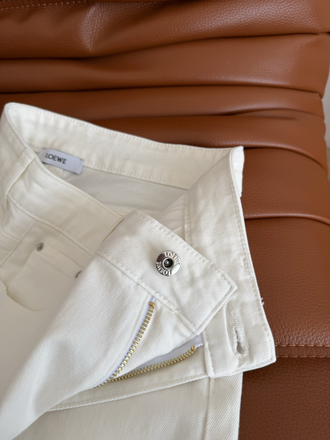 极简百搭款 简约设计感白色阔腿牛仔裤 这一条真的是可以搭配你衣橱所有的上衣了 特别百搭 是出镜率最高的日