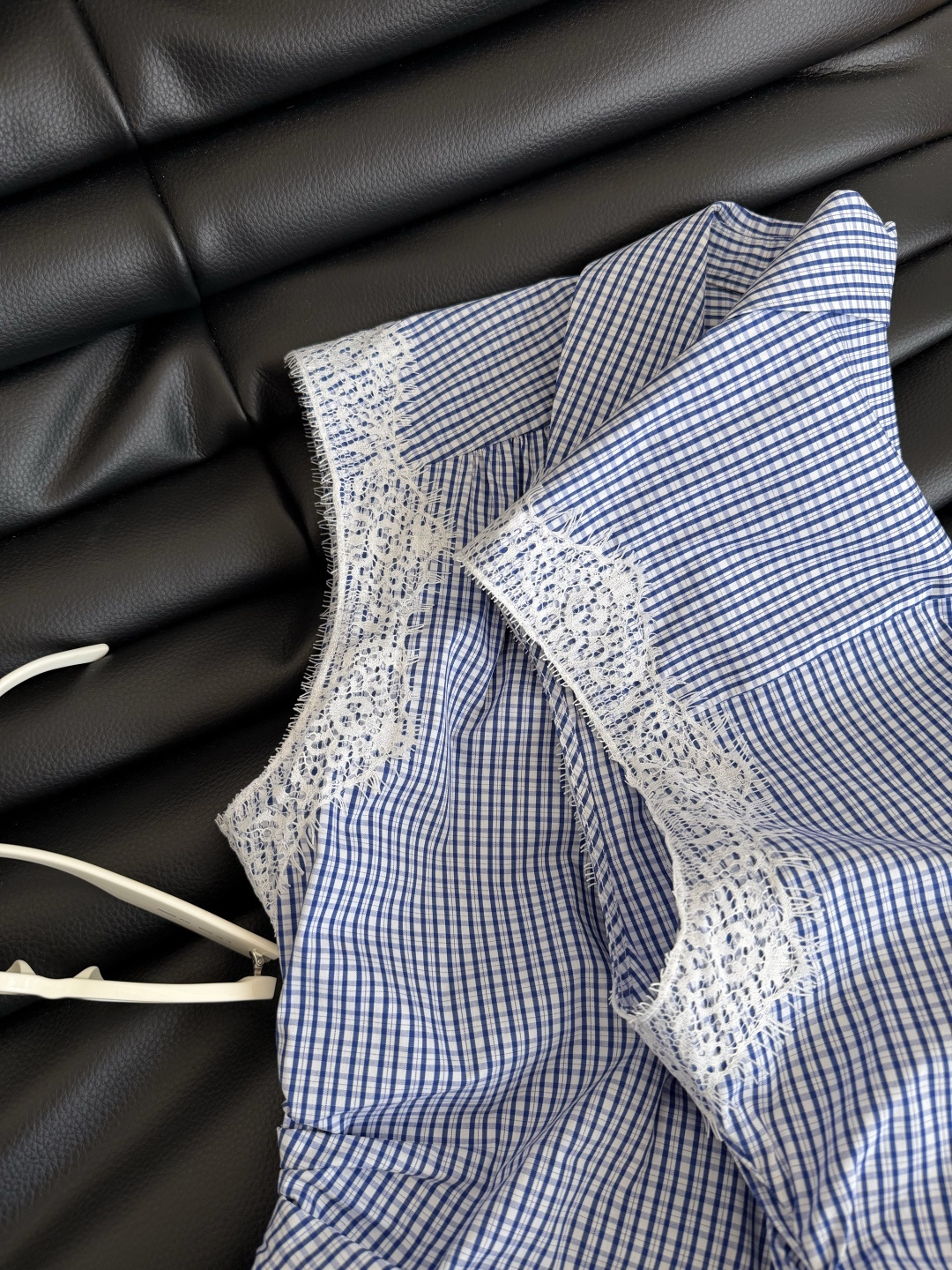 懒人最爱衬衫裙 26ss 凯旋门小银扣装饰～褶皱收腰设计格子连衣裙 两个袖口蕾丝花边拼接 上身真的直击我