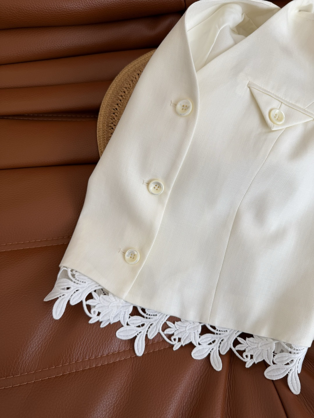 度假夏日套装 26新款 蕾丝花边拼接套装 自带复古休闲的度假风格 优雅又大气 秘诀在于短款马甲搭配阔腿长