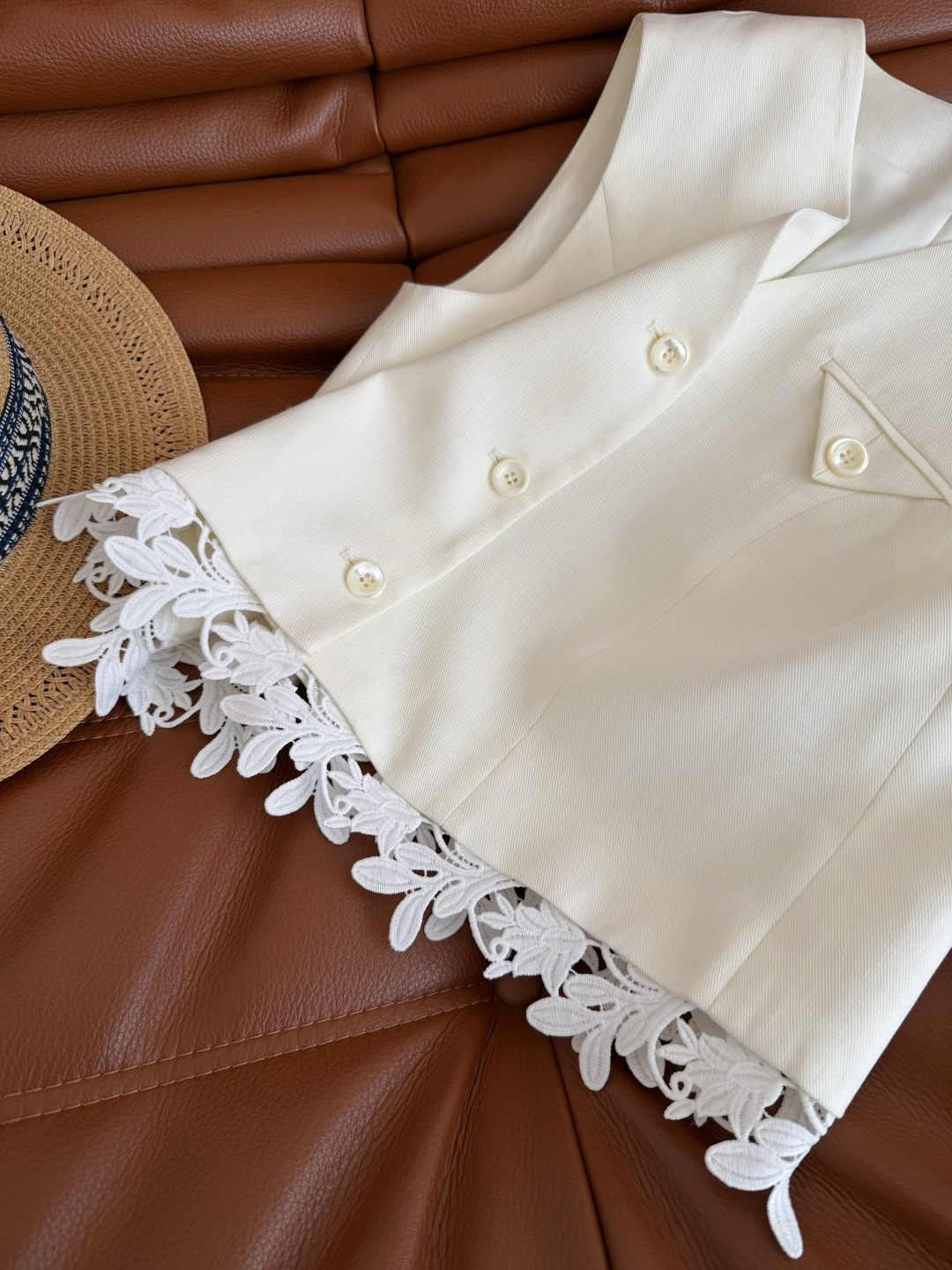 度假夏日套装 26新款 蕾丝花边拼接套装 自带复古休闲的度假风格 优雅又大气 秘诀在于短款马甲搭配阔腿长