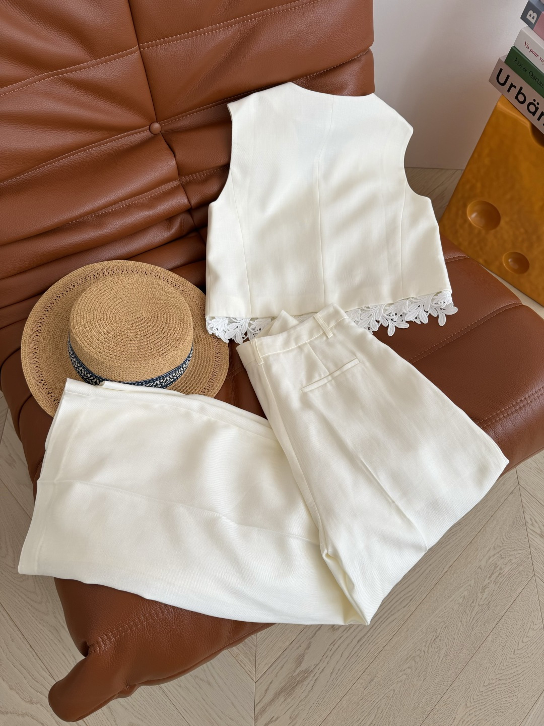 度假夏日套装 26新款 蕾丝花边拼接套装 自带复古休闲的度假风格 优雅又大气 秘诀在于短款马甲搭配阔腿长