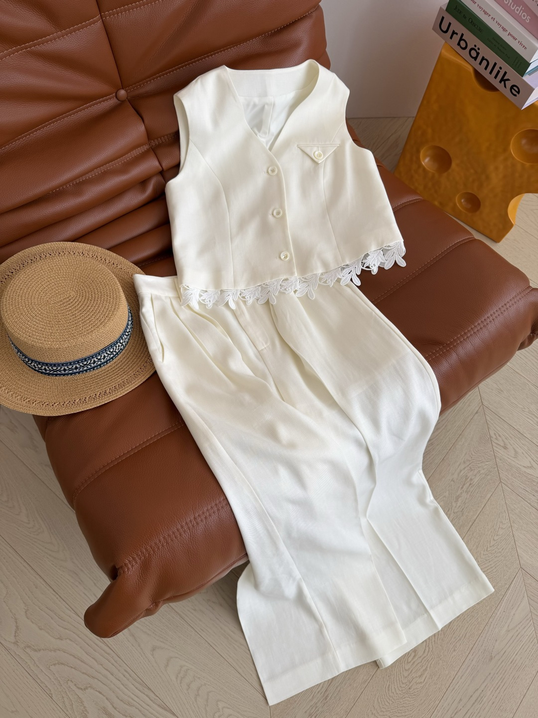 度假夏日套装 26新款 蕾丝花边拼接套装 自带复古休闲的度假风格 优雅又大气 秘诀在于短款马甲搭配阔腿长