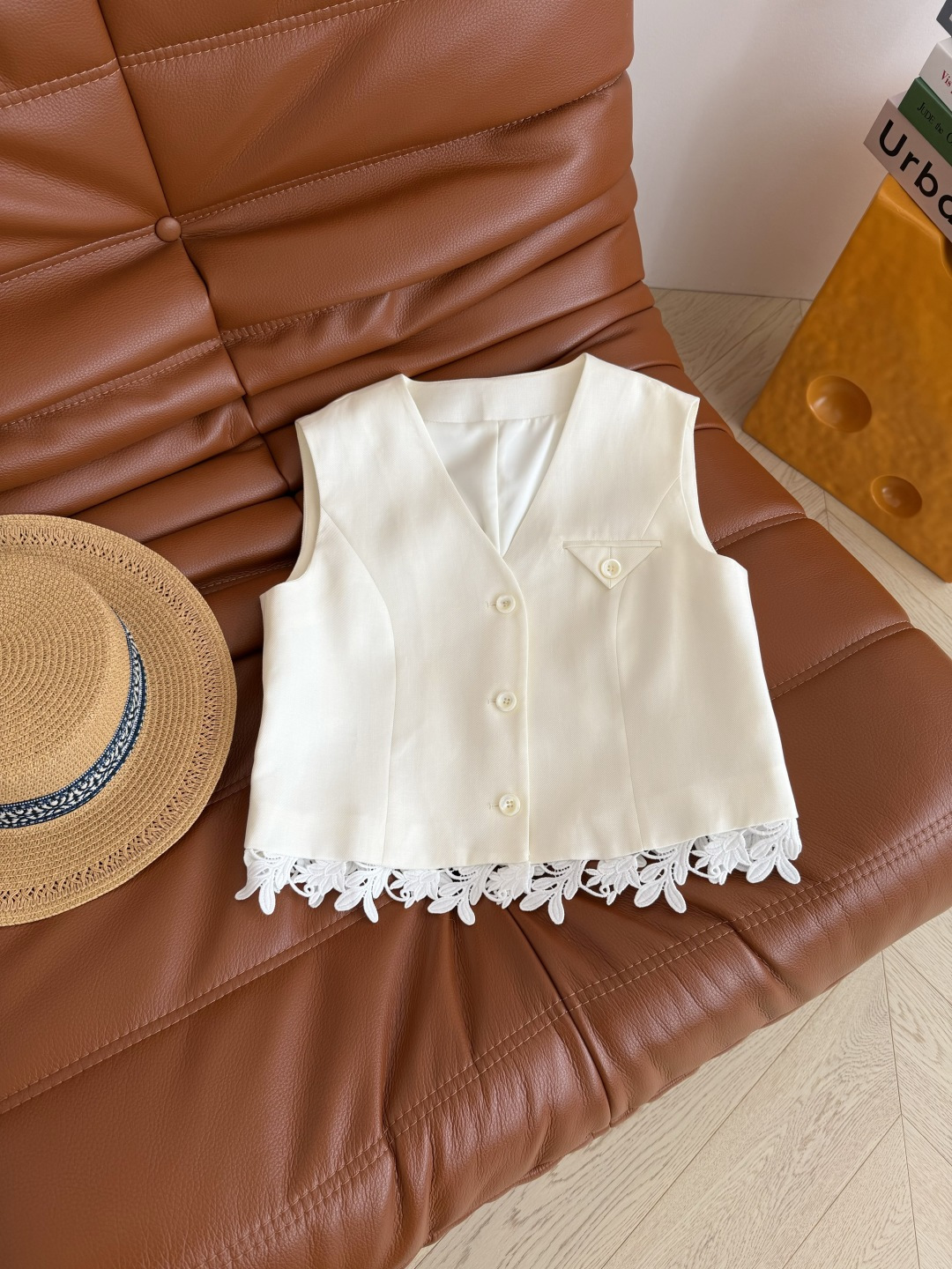 度假夏日套装 26新款 蕾丝花边拼接套装 自带复古休闲的度假风格 优雅又大气 秘诀在于短款马甲搭配阔腿长