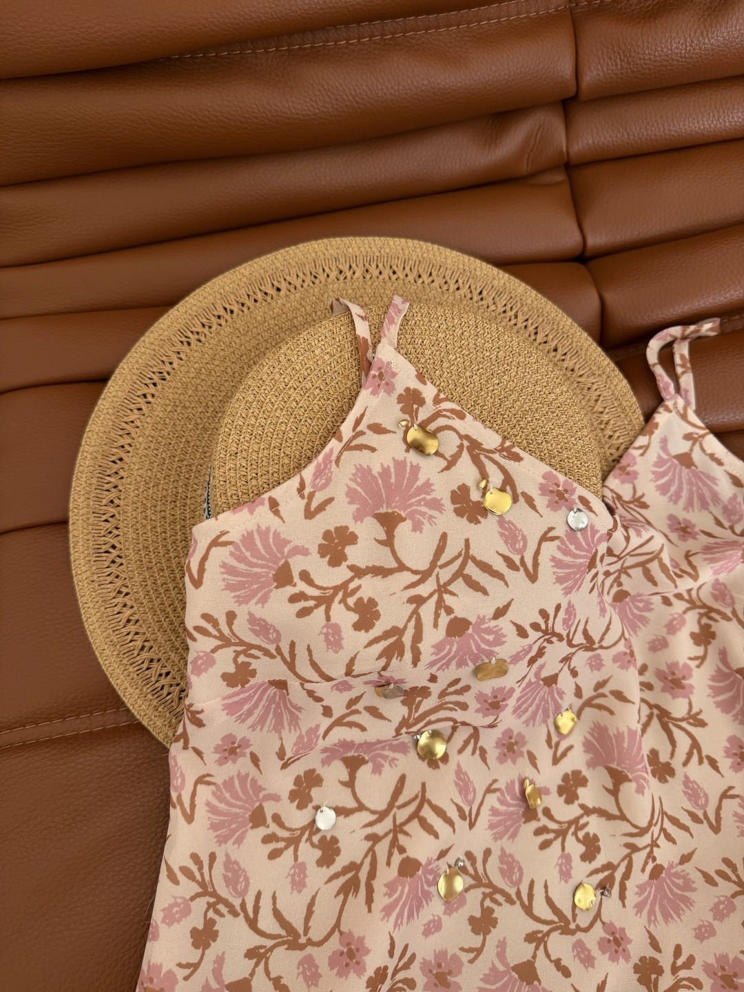 超美度假裙子 26春夏 小众设计师款 手缝亮片设计吊带连衣裙 两个颜色都很好看 满身小碎花 阳光灿烂的感