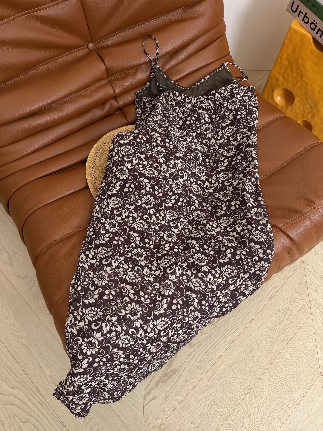 超美度假裙子 26春夏 小众设计师款 手缝亮片设计吊带连衣裙 两个颜色都很好看 满身小碎花 阳光灿烂的感