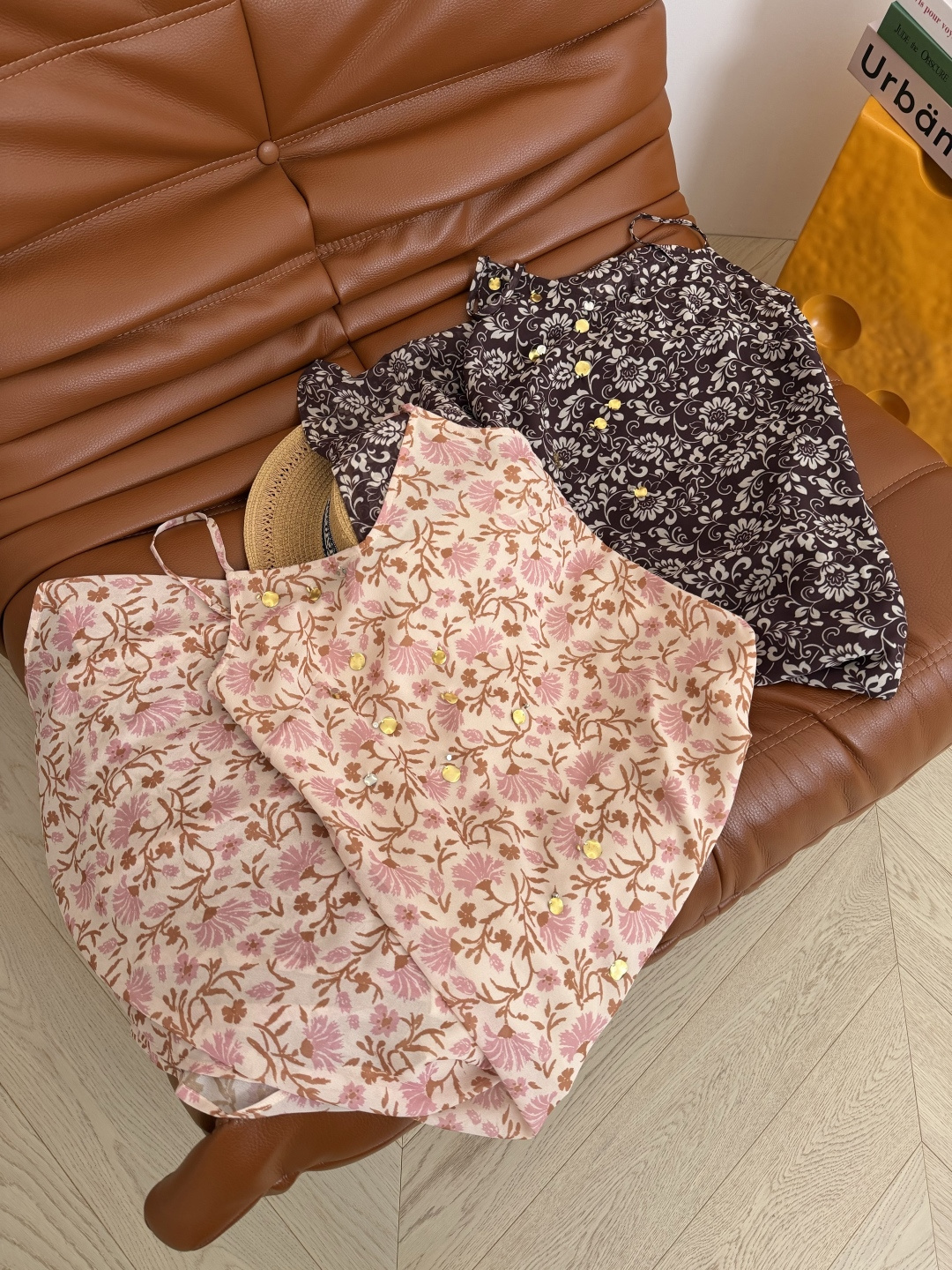 超美度假裙子 26春夏 小众设计师款 手缝亮片设计吊带连衣裙 两个颜色都很好看 满身小碎花 阳光灿烂的感