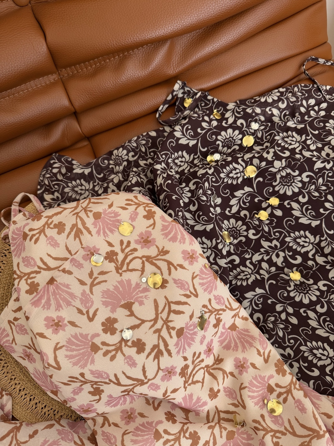 超美度假裙子 26春夏 小众设计师款 手缝亮片设计吊带连衣裙 两个颜色都很好看 满身小碎花 阳光灿烂的感