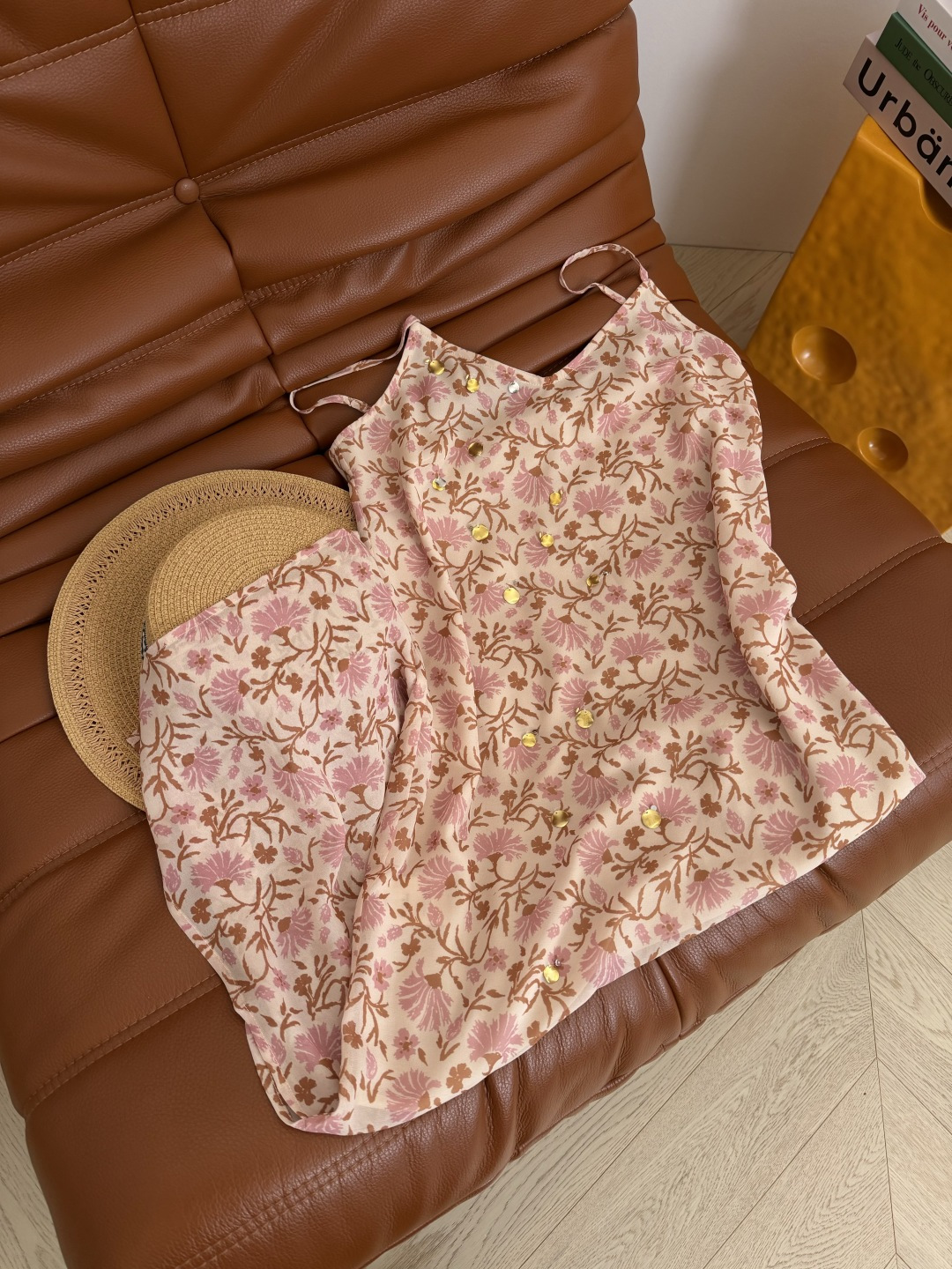 超美度假裙子 26春夏 小众设计师款 手缝亮片设计吊带连衣裙 两个颜色都很好看 满身小碎花 阳光灿烂的感