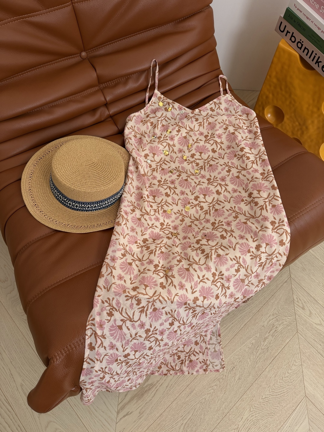 超美度假裙子 26春夏 小众设计师款 手缝亮片设计吊带连衣裙 两个颜色都很好看 满身小碎花 阳光灿烂的感