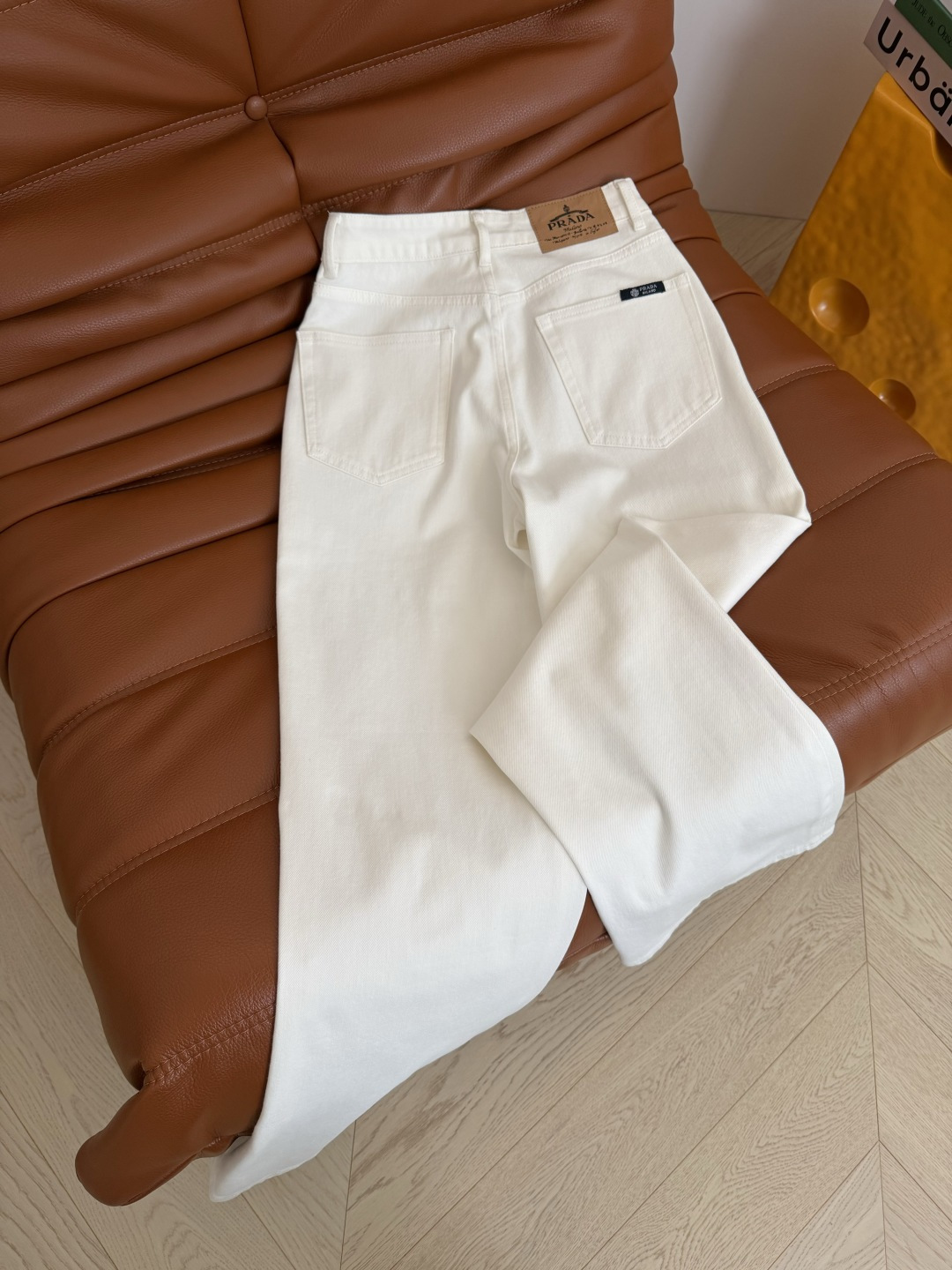 26春夏 徽标装饰直筒牛仔裤 采用进口四面弹牛仔面料 软而不塌 摸起来是细腻的棉感纹理 上身很舒服 没有