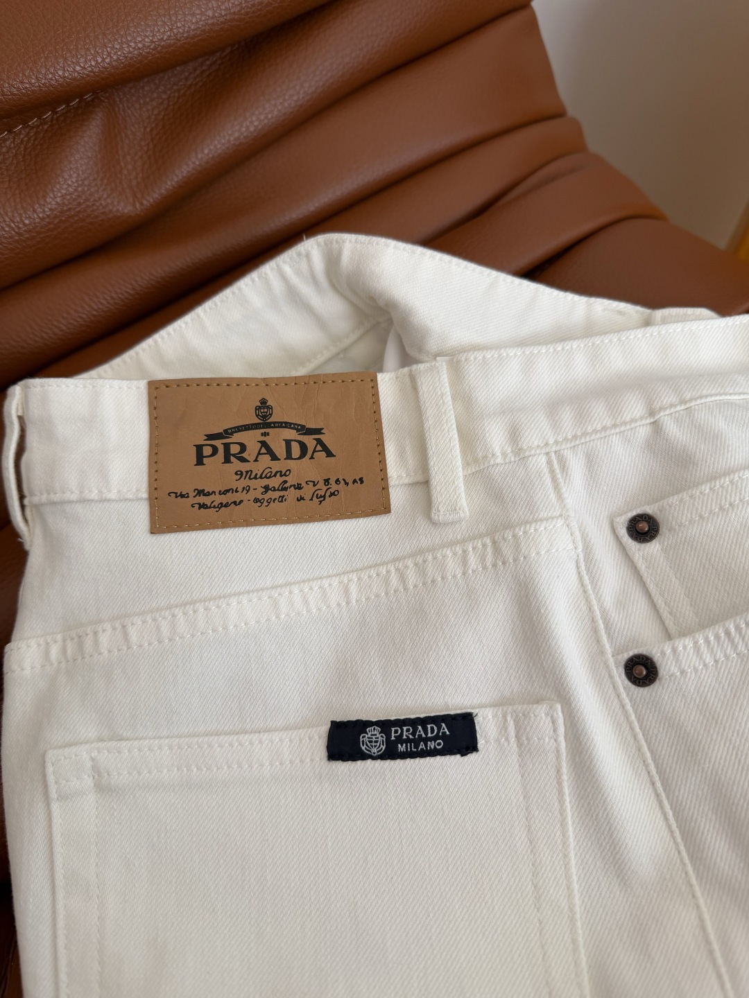 26春夏 徽标装饰直筒牛仔裤 采用进口四面弹牛仔面料 软而不塌 摸起来是细腻的棉感纹理 上身很舒服 没有