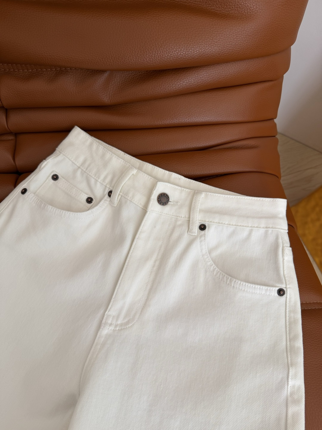 26春夏 徽标装饰直筒牛仔裤 采用进口四面弹牛仔面料 软而不塌 摸起来是细腻的棉感纹理 上身很舒服 没有