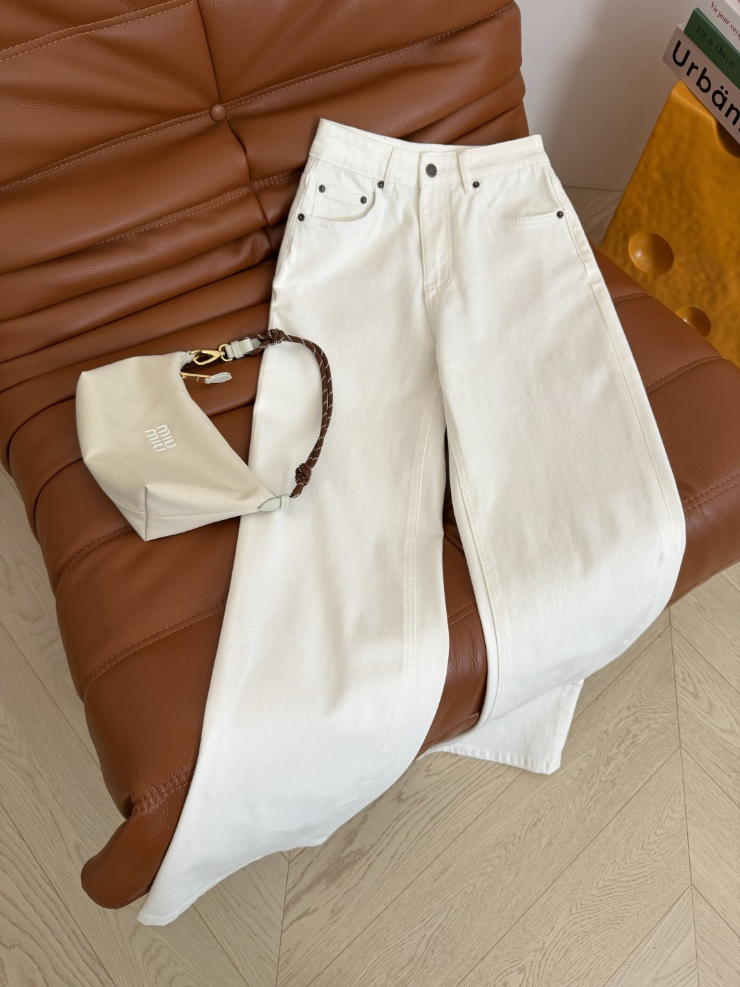 26春夏 徽标装饰直筒牛仔裤 采用进口四面弹牛仔面料 软而不塌 摸起来是细腻的棉感纹理 上身很舒服 没有