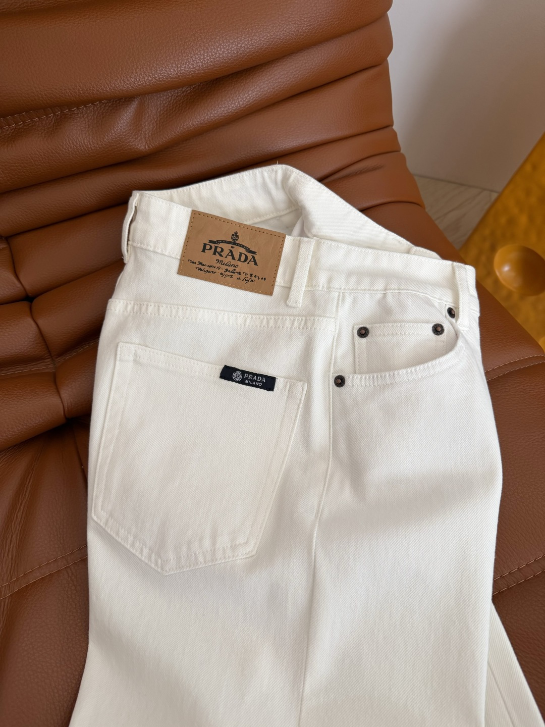 26春夏 徽标装饰直筒牛仔裤 采用进口四面弹牛仔面料 软而不塌 摸起来是细腻的棉感纹理 上身很舒服 没有