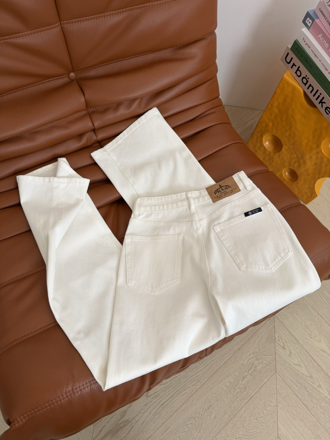 26春夏 徽标装饰直筒牛仔裤 采用进口四面弹牛仔面料 软而不塌 摸起来是细腻的棉感纹理 上身很舒服 没有