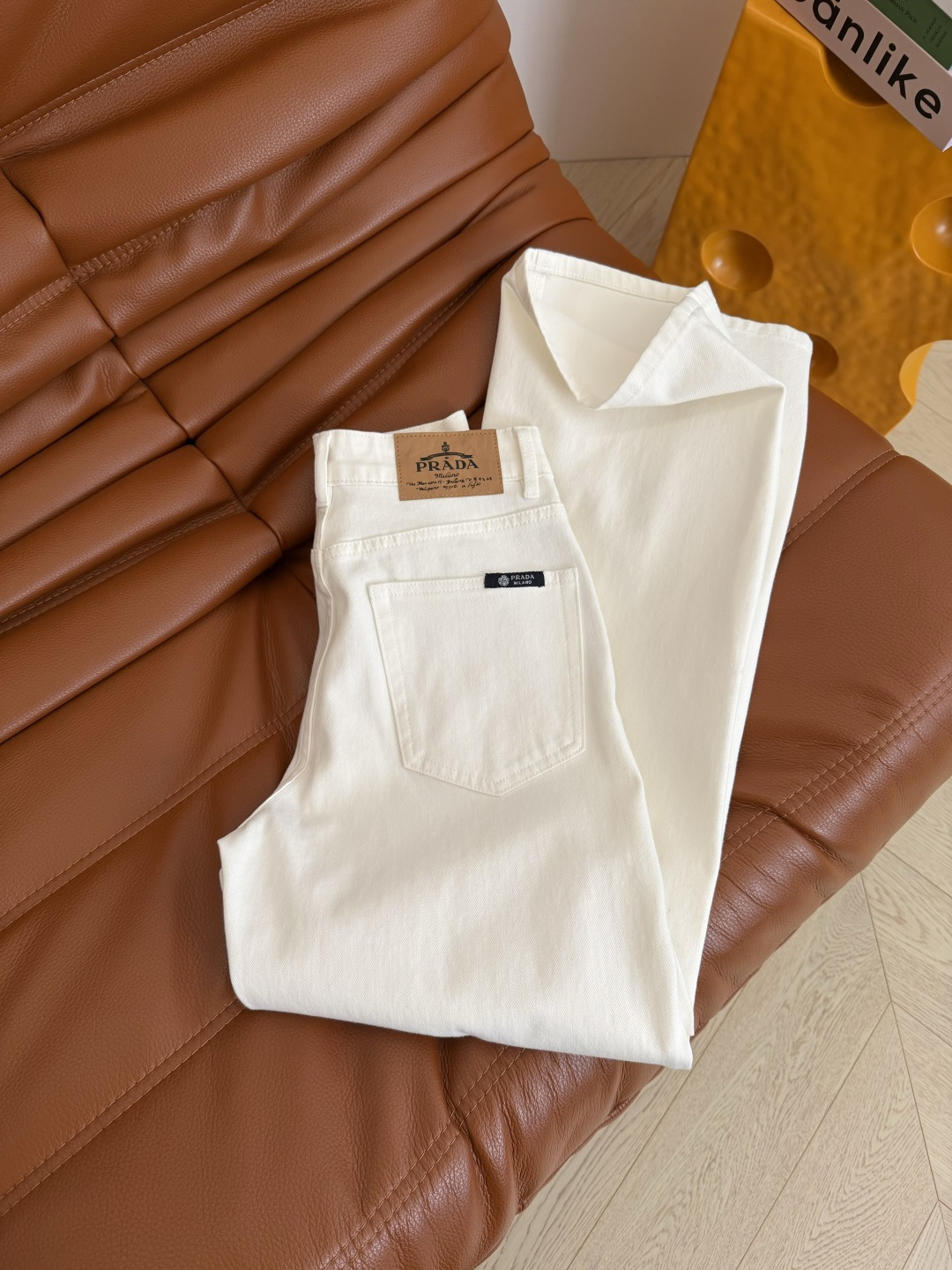 26春夏 徽标装饰直筒牛仔裤 采用进口四面弹牛仔面料 软而不塌 摸起来是细腻的棉感纹理 上身很舒服 没有