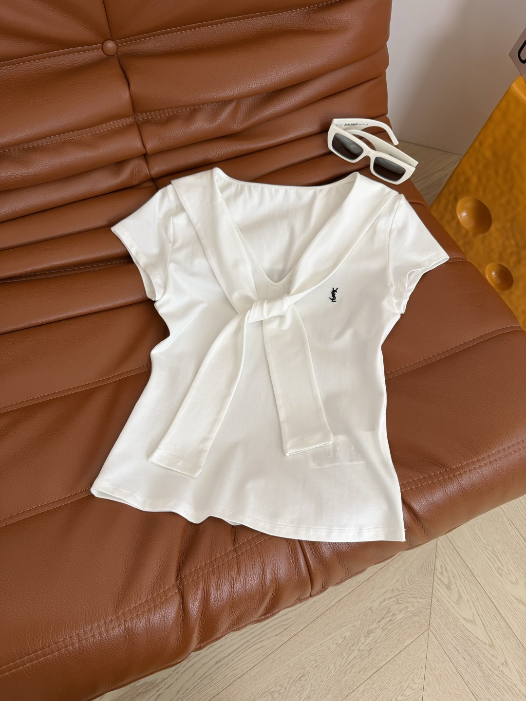 26新款 字母logo刺绣披肩设计T恤 时髦感在线 精致logo刺绣点缀 V领搭配披肩设计 一股美式街头