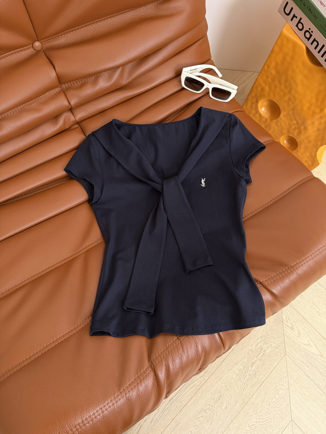 26新款 字母logo刺绣披肩设计T恤 时髦感在线 精致logo刺绣点缀 V领搭配披肩设计 一股美式街头