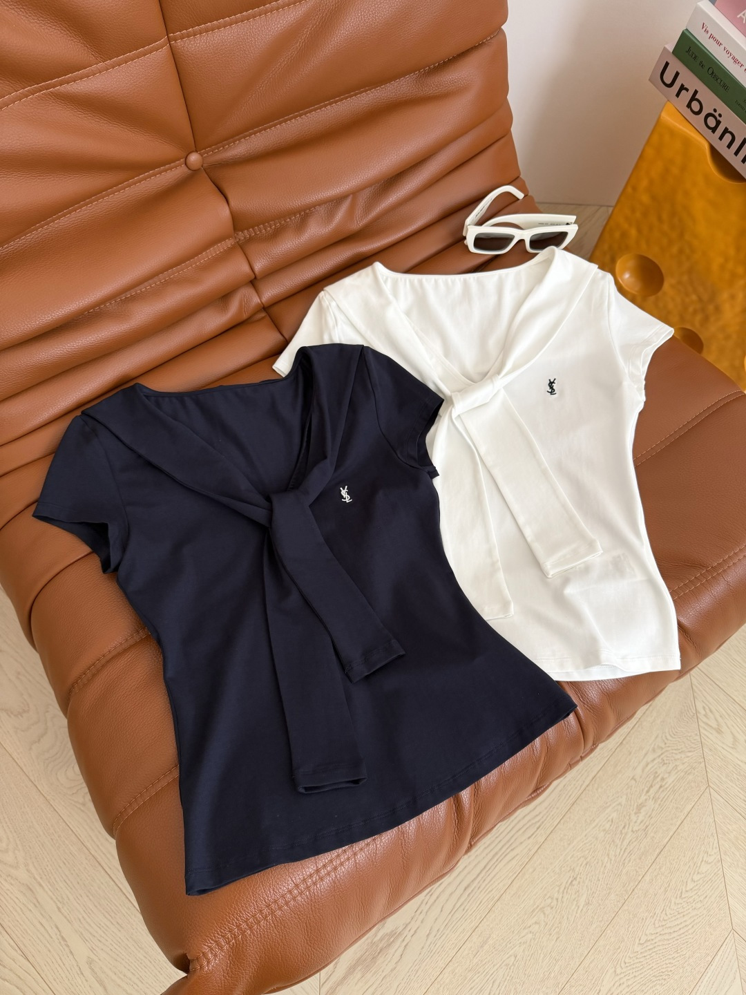 26新款 字母logo刺绣披肩设计T恤 时髦感在线 精致logo刺绣点缀 V领搭配披肩设计 一股美式街头