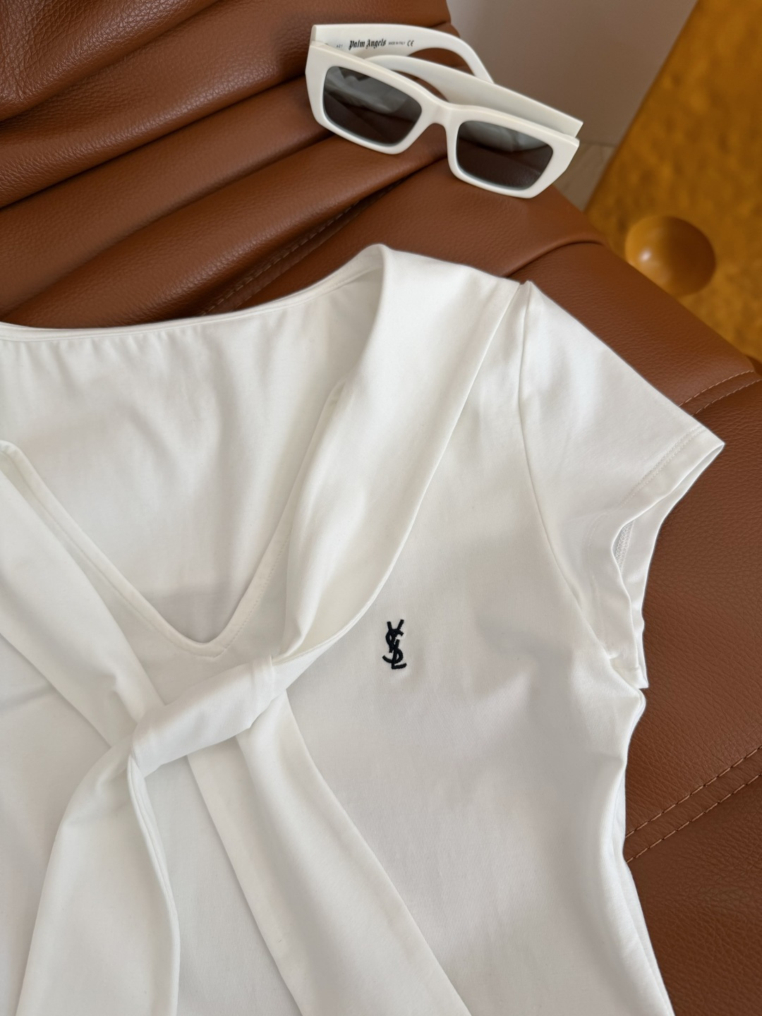 26新款 字母logo刺绣披肩设计T恤 时髦感在线 精致logo刺绣点缀 V领搭配披肩设计 一股美式街头