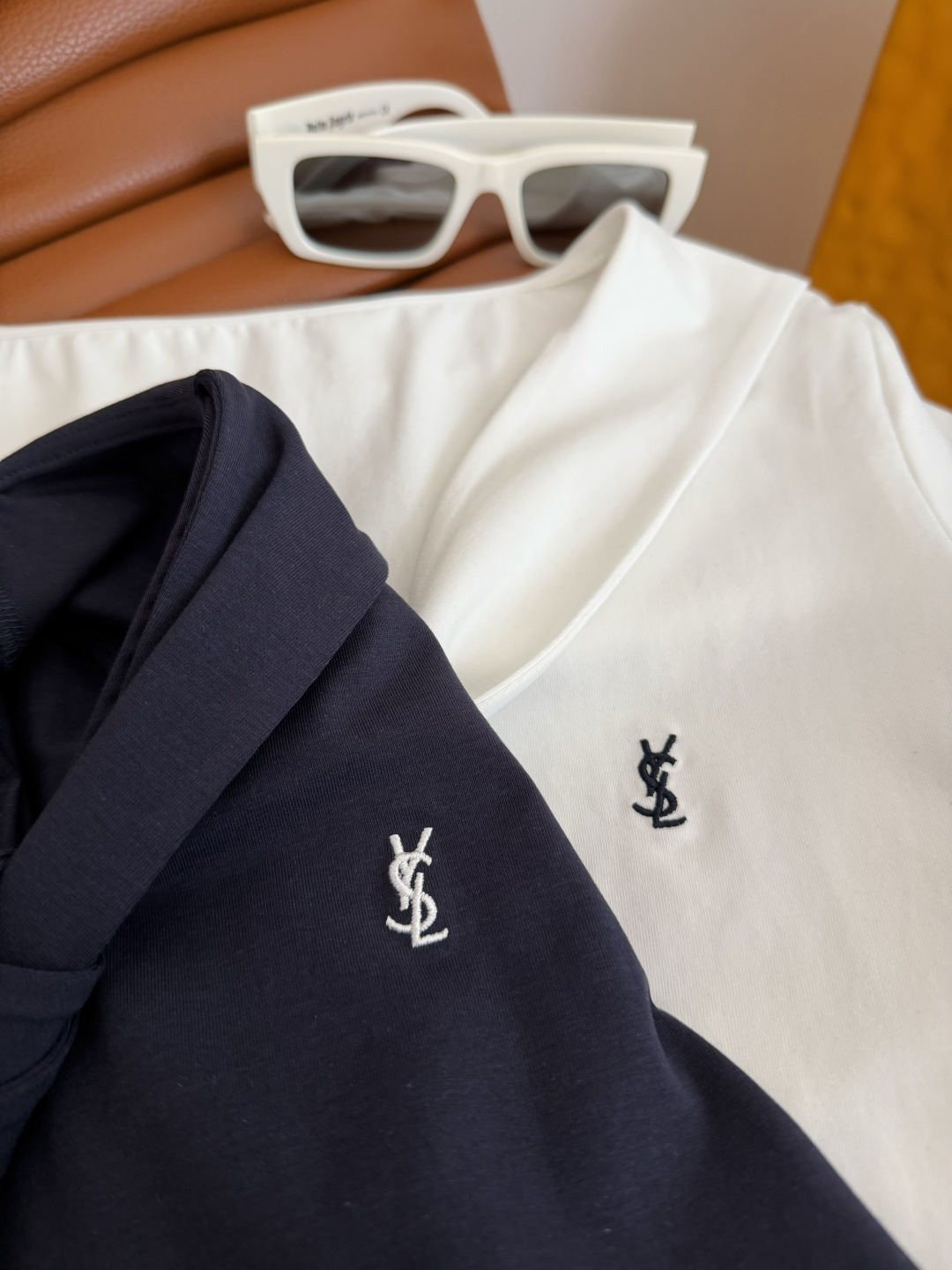 26新款 字母logo刺绣披肩设计T恤 时髦感在线 精致logo刺绣点缀 V领搭配披肩设计 一股美式街头