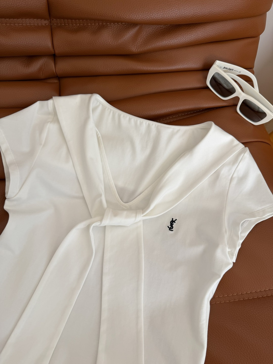 26新款 字母logo刺绣披肩设计T恤 时髦感在线 精致logo刺绣点缀 V领搭配披肩设计 一股美式街头