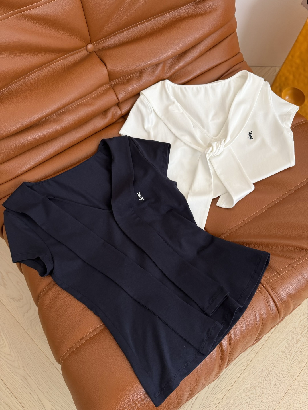 26新款 字母logo刺绣披肩设计T恤 时髦感在线 精致logo刺绣点缀 V领搭配披肩设计 一股美式街头