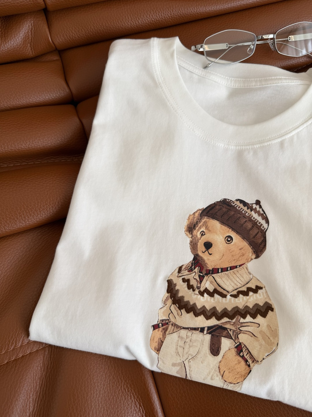 小熊T恤🐻来袭 26ss 绅士小熊印花白色T恤 英伦绅士风小熊 超级可爱吸睛 实物更好看 上身十分吸睛 