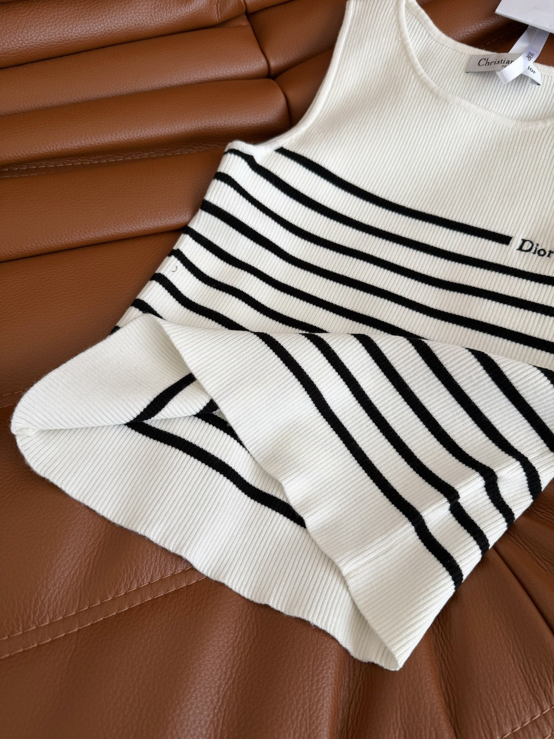 条纹控推荐入 26ss 小字母logo刺绣条纹针织背心 太实穿啦 一秒显瘦又藏肉 无脑搭配都能出片的单品