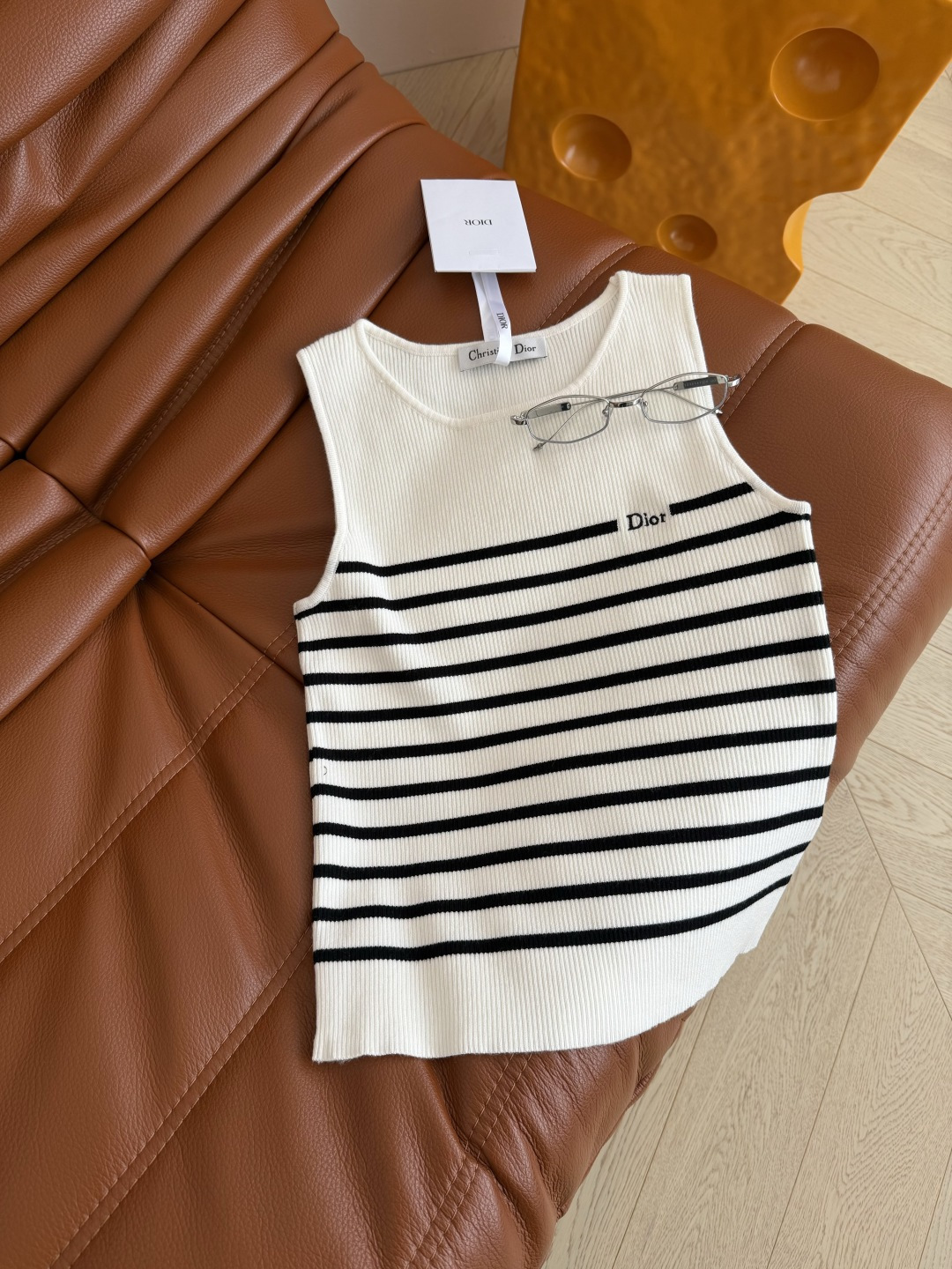 条纹控推荐入 26ss 小字母logo刺绣条纹针织背心 太实穿啦 一秒显瘦又藏肉 无脑搭配都能出片的单品