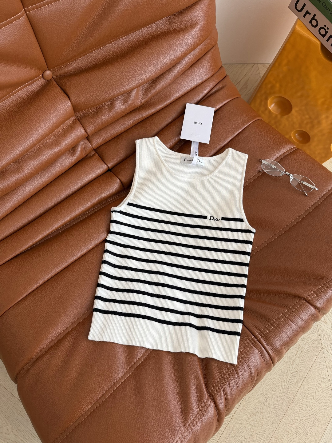 条纹控推荐入 26ss 小字母logo刺绣条纹针织背心 太实穿啦 一秒显瘦又藏肉 无脑搭配都能出片的单品