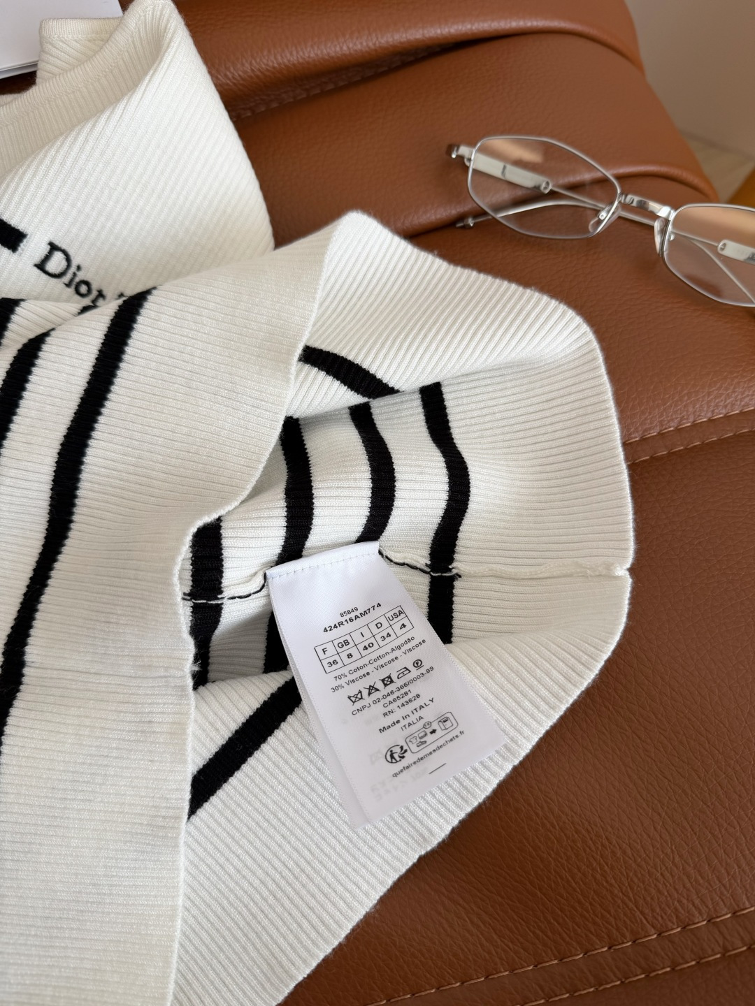 条纹控推荐入 26ss 小字母logo刺绣条纹针织背心 太实穿啦 一秒显瘦又藏肉 无脑搭配都能出片的单品