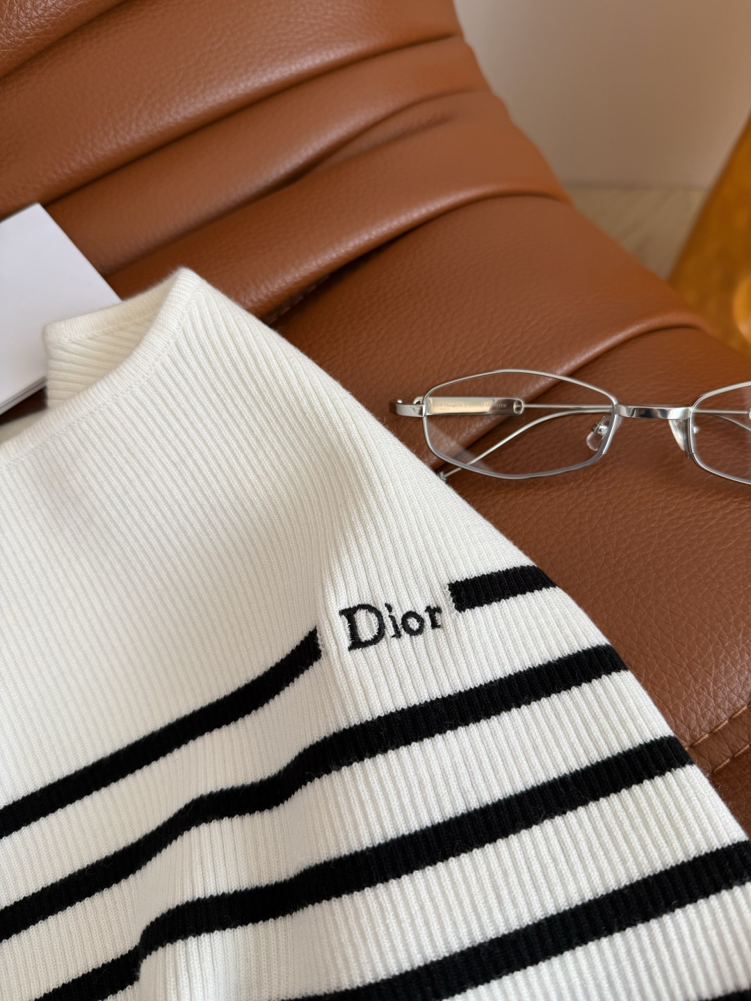 条纹控推荐入 26ss 小字母logo刺绣条纹针织背心 太实穿啦 一秒显瘦又藏肉 无脑搭配都能出片的单品