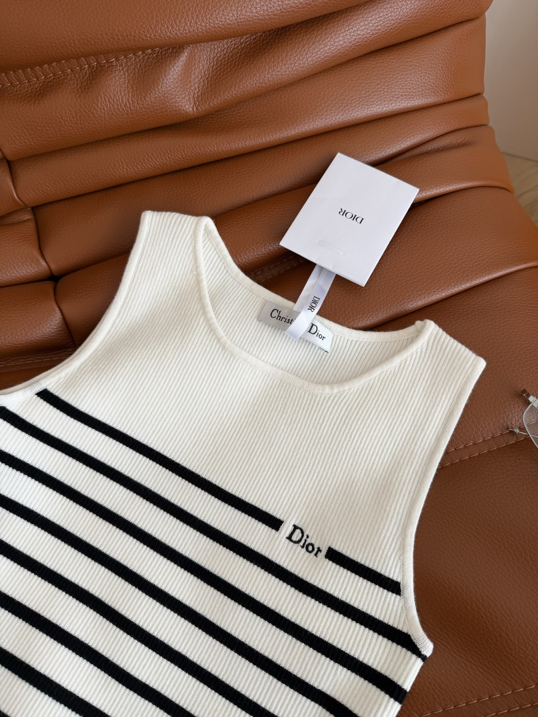 条纹控推荐入 26ss 小字母logo刺绣条纹针织背心 太实穿啦 一秒显瘦又藏肉 无脑搭配都能出片的单品