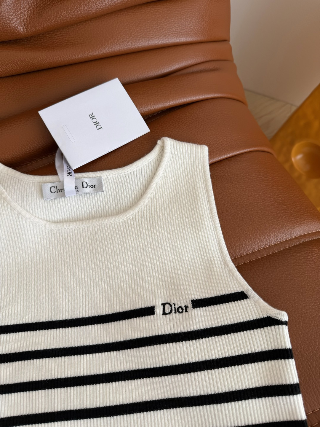 条纹控推荐入 26ss 小字母logo刺绣条纹针织背心 太实穿啦 一秒显瘦又藏肉 无脑搭配都能出片的单品