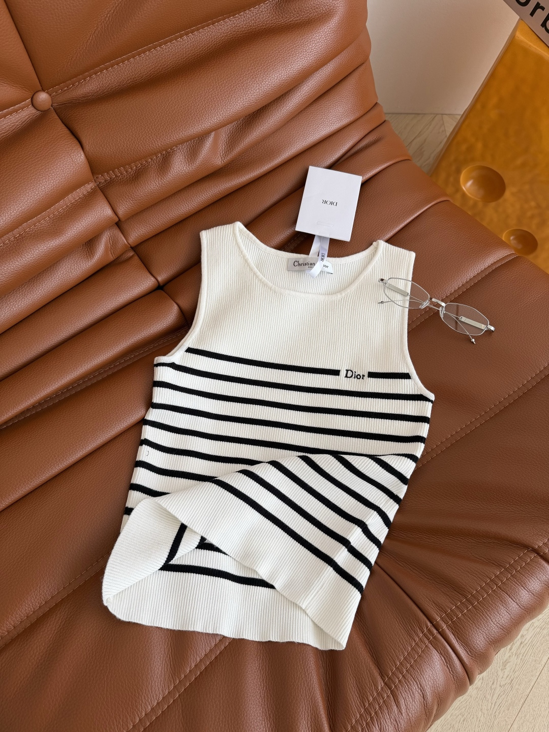 条纹控推荐入 26ss 小字母logo刺绣条纹针织背心 太实穿啦 一秒显瘦又藏肉 无脑搭配都能出片的单品